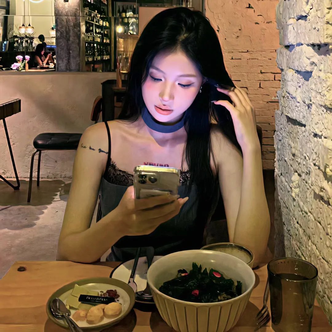 坐推土机的少女